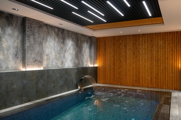 Réparer les petites fissures de votre piscine : L"efficacité des revêtements autocicatrisants